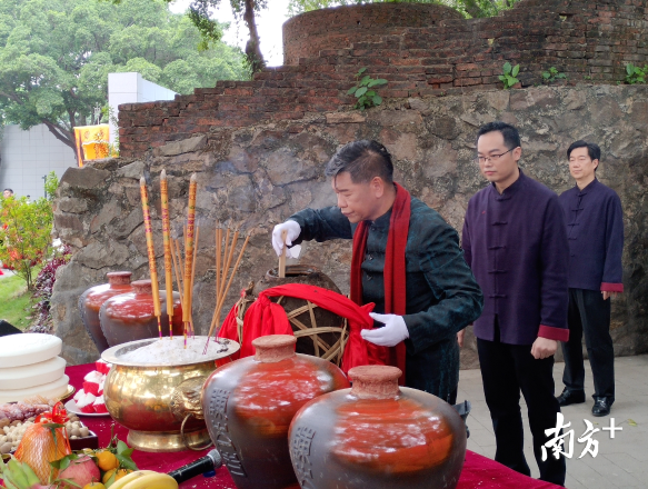 范绍辉打开窖藏已久的美酒。王谦 摄